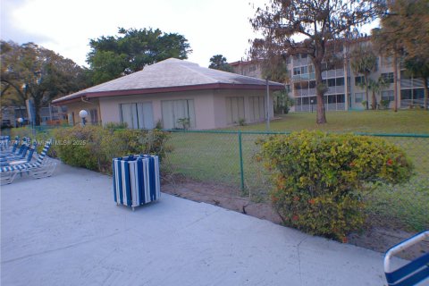 Condo in Lauderdale Lakes, Florida, 2 bedrooms  № 1872091 - photo 17