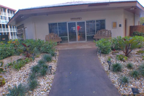 Condo in Lauderdale Lakes, Florida, 2 bedrooms  № 1872091 - photo 18