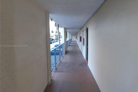 Condo in Lauderdale Lakes, Florida, 2 bedrooms  № 1872091 - photo 11