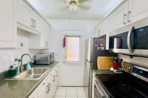 Condominio en venta en Miami, Florida, 1 dormitorio, 63.92 m2 № 1949877 - foto 17
