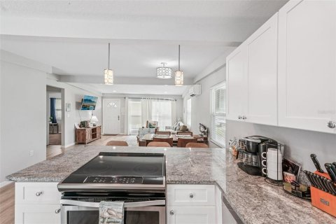 House in Sarasota, Florida 2 bedrooms, 94.76 sq.m. № 1827247 - photo 9