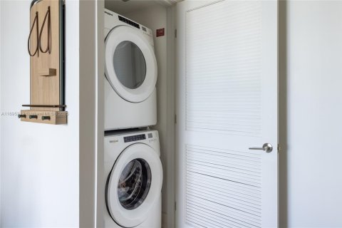 Condominio en alquiler en Miami, Florida, 1 dormitorio, 68.75 m2 № 2012886 - foto 25