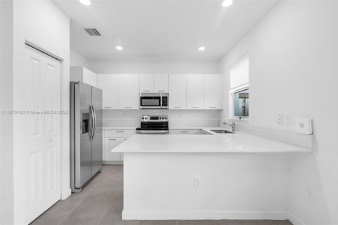 Townhouse in Miami, Florida 3 bedrooms, 137.77 sq.m. № 2013016 - photo 10