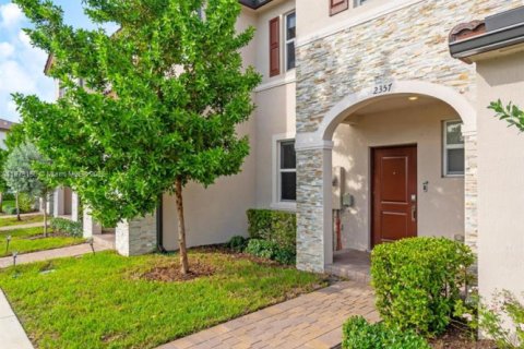 Townhouse in Miami, Florida 3 bedrooms, 137.77 sq.m. № 2013016 - photo 2