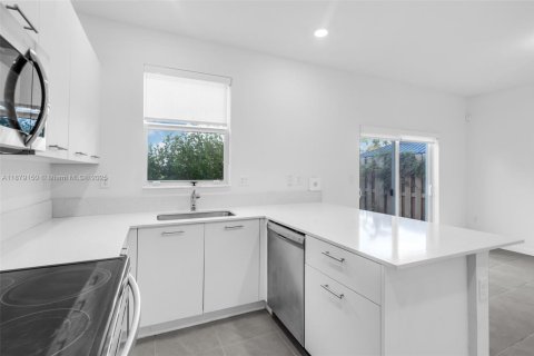 Townhouse in Miami, Florida 3 bedrooms, 137.77 sq.m. № 2013016 - photo 12