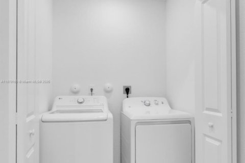 Townhouse in Miami, Florida 3 bedrooms, 137.77 sq.m. № 2013016 - photo 13