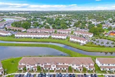 Townhouse in Miami, Florida 3 bedrooms, 137.77 sq.m. № 2013016 - photo 30