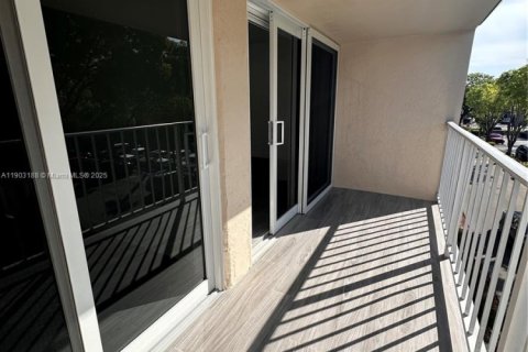 Condo in Miami, Florida, 2 bedrooms  № 1956442 - photo 18
