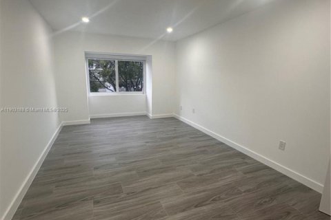 Condo in Miami, Florida, 2 bedrooms  № 1956442 - photo 12