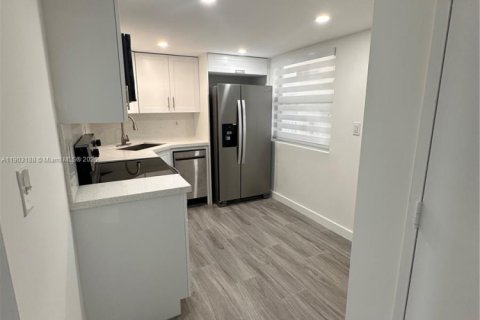 Condo in Miami, Florida, 2 bedrooms  № 1956442 - photo 3