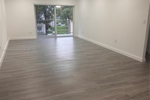 Condo in Miami, Florida, 2 bedrooms  № 1956442 - photo 5