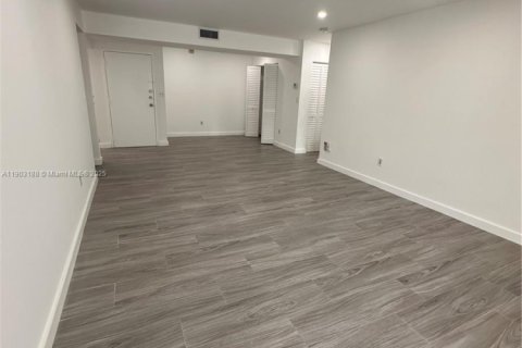 Condo in Miami, Florida, 2 bedrooms  № 1956442 - photo 6