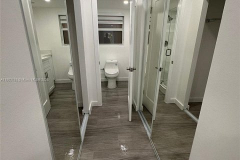 Condo in Miami, Florida, 2 bedrooms  № 1956442 - photo 13