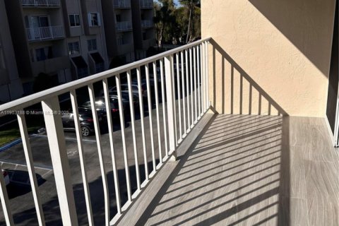 Condo in Miami, Florida, 2 bedrooms  № 1956442 - photo 19