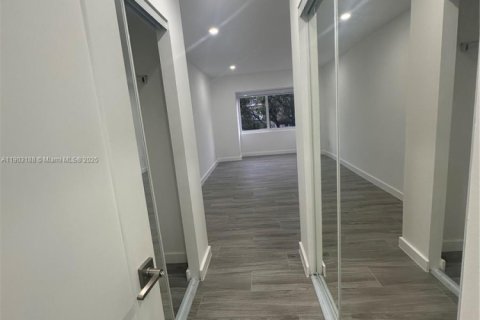 Condo in Miami, Florida, 2 bedrooms  № 1956442 - photo 14