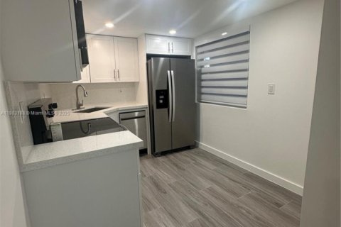 Condo in Miami, Florida, 2 bedrooms  № 1956442 - photo 4