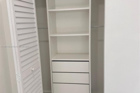 Condo in Miami, Florida, 2 bedrooms  № 1956442 - photo 10