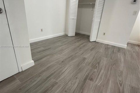 Condo in Miami, Florida, 2 bedrooms  № 1956442 - photo 7