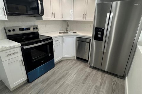 Condo in Miami, Florida, 2 bedrooms  № 1956442 - photo 2