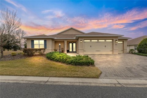 House in Ocala, Florida 3 bedrooms, 261.43 sq.m. № 1721660 - photo 1