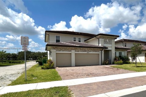 Casa en alquiler en Davie, Florida, 5 dormitorios, 376.63 m2 № 1952043 - foto 2
