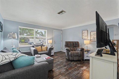 House in Saint Petersburg, Florida 3 bedrooms, 97.18 sq.m. № 2273070 - photo 5