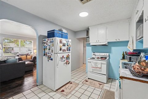 House in Saint Petersburg, Florida 3 bedrooms, 97.18 sq.m. № 2273070 - photo 9