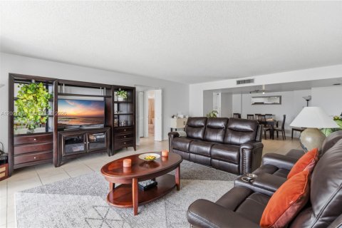 Condo in Aventura, Florida, 2 bedrooms № 2145675 - photo 23