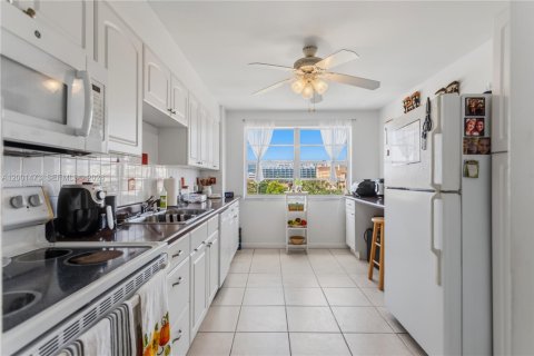 Condo in Aventura, Florida, 2 bedrooms № 2145675 - photo 14