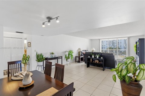Condo in Aventura, Florida, 2 bedrooms № 2145675 - photo 22