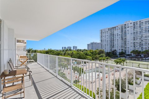Condo in Aventura, Florida, 2 bedrooms № 2145675 - photo 2