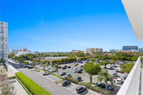 Condo in Aventura, Florida, 2 bedrooms № 2145675 - photo 4