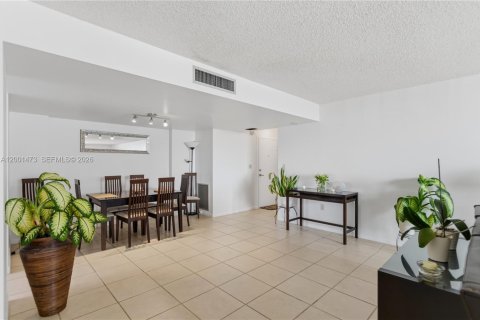 Condo in Aventura, Florida, 2 bedrooms № 2145675 - photo 25