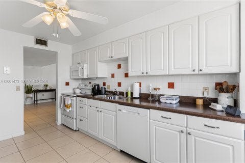 Condo in Aventura, Florida, 2 bedrooms № 2145675 - photo 13