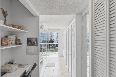 Condo in Aventura, Florida, 2 bedrooms № 2145675 - photo 8