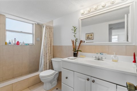 Condo in Aventura, Florida, 2 bedrooms № 2145675 - photo 11