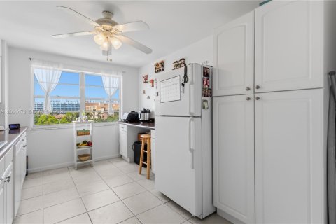 Condo in Aventura, Florida, 2 bedrooms № 2145675 - photo 18