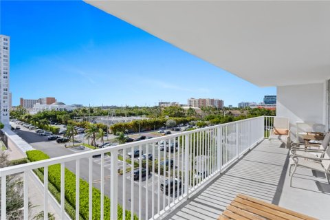 Condo à Aventura, Floride, 2 chambres № 2145675