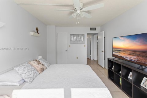 Condo in Aventura, Florida, 2 bedrooms № 2145675 - photo 9