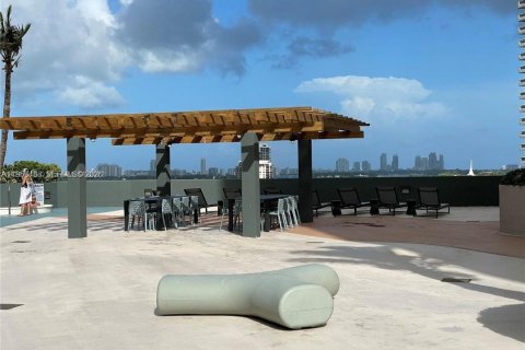 Condo in Miami, Florida, 1 bedroom  № 2012092 - photo 9