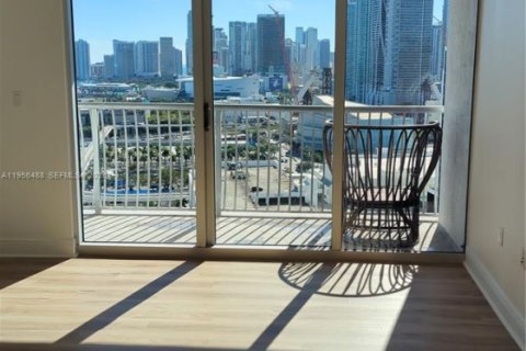 Condo in Miami, Florida, 1 bedroom  № 2012092 - photo 6
