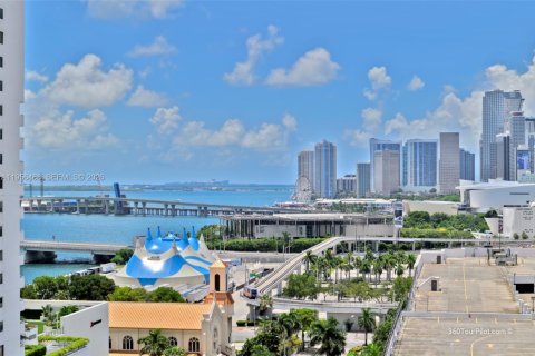 Condo in Miami, Florida, 1 bedroom  № 2012092 - photo 2