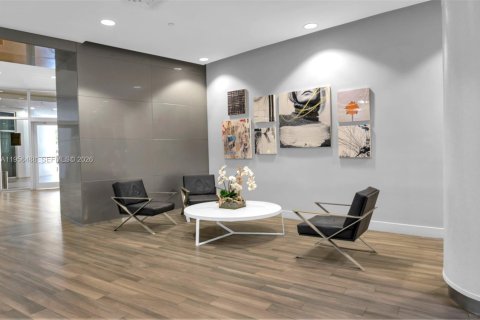 Condo in Miami, Florida, 1 bedroom  № 2012092 - photo 11