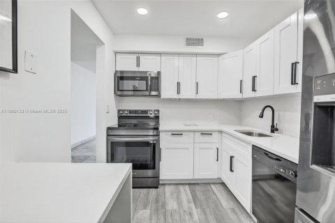 Condo in Aventura, Florida, 2 bedrooms  № 1896655 - photo 14
