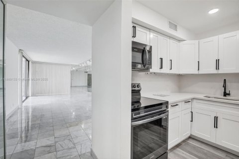 Condo in Aventura, Florida, 2 bedrooms  № 1896655 - photo 15