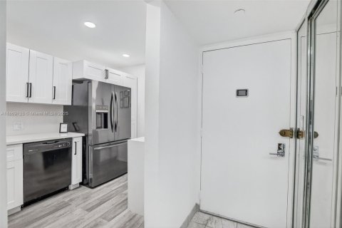 Condo in Aventura, Florida, 2 bedrooms  № 1896655 - photo 16