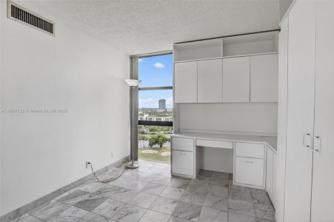 Condo in Aventura, Florida, 2 bedrooms  № 1896655 - photo 27