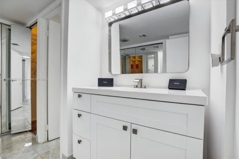 Condo in Aventura, Florida, 2 bedrooms  № 1896655 - photo 24