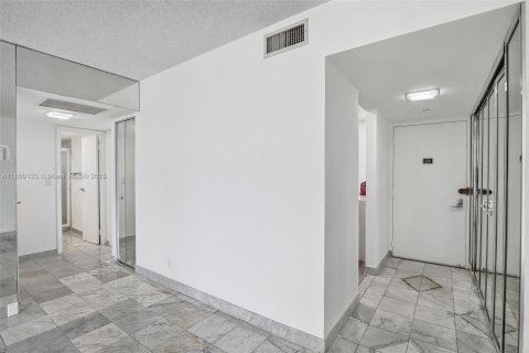Condo in Aventura, Florida, 2 bedrooms  № 1896655 - photo 17