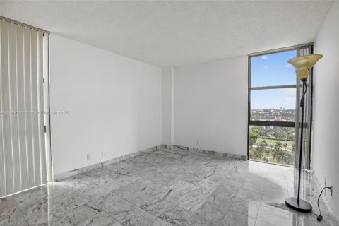Condo in Aventura, Florida, 2 bedrooms  № 1896655 - photo 19